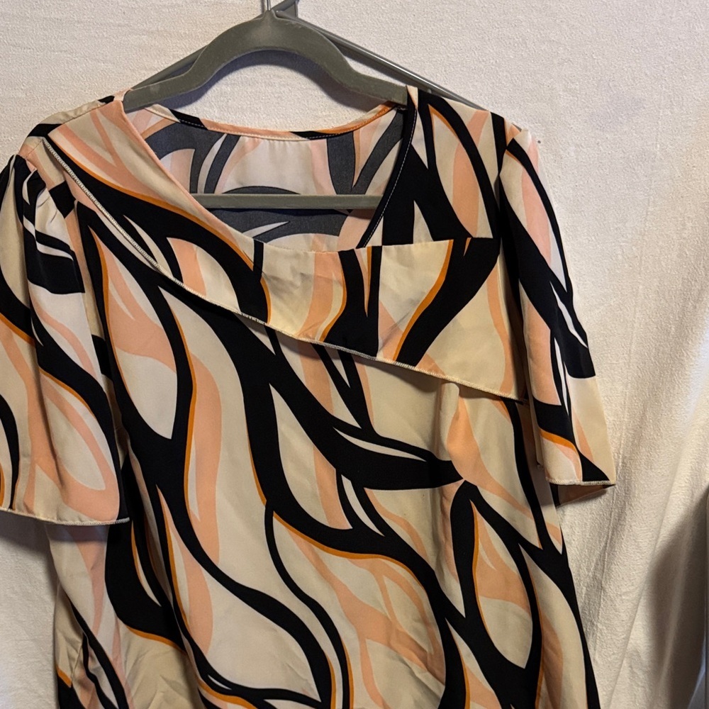 ⭐ Abstract Print Blouse 2XL Neutral Black Tan Short Sleeve Top - Picture 2 of 6